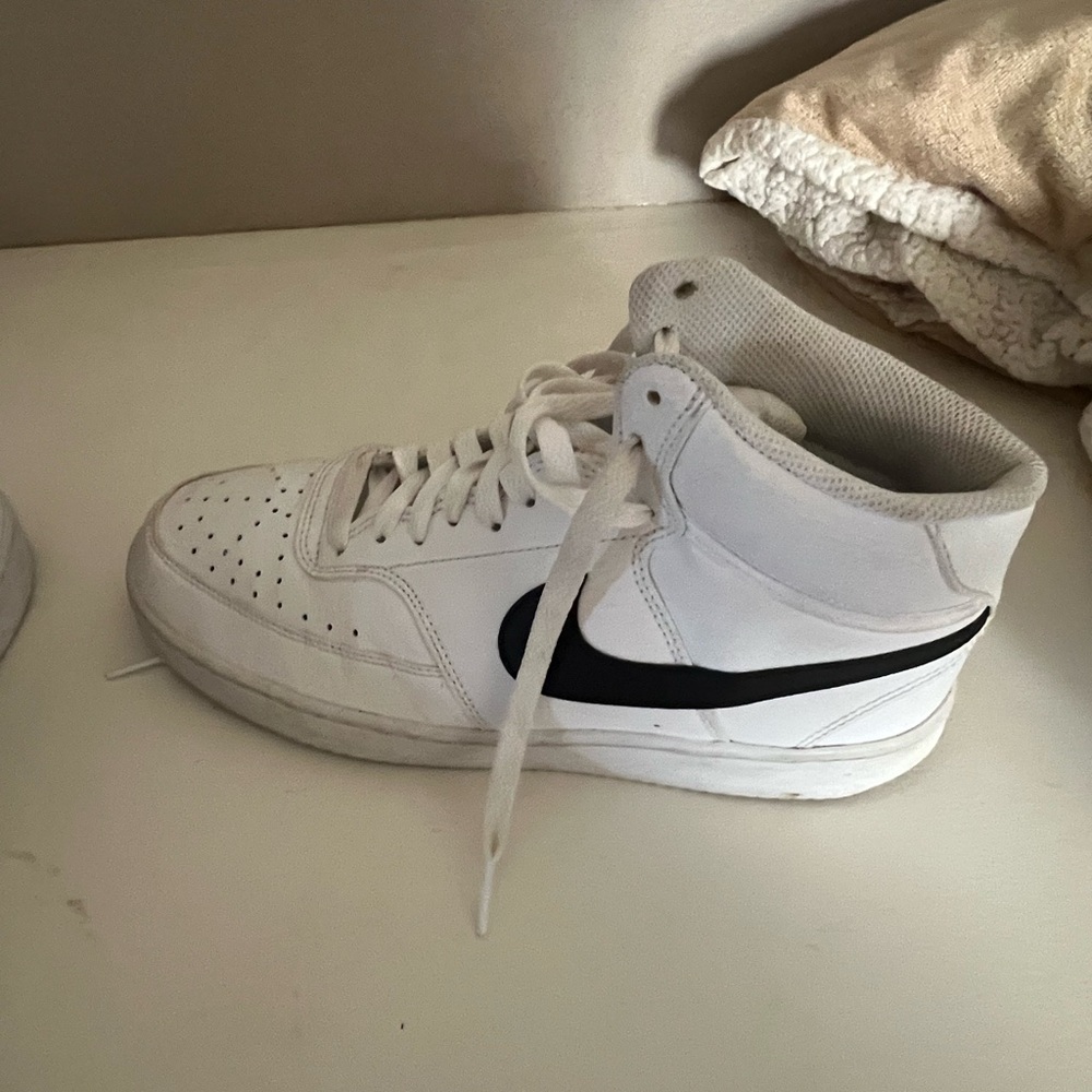 Men’s athletic shoes